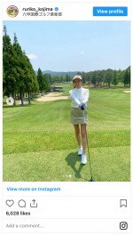 ミニスカゴルフウェアでゴルフを楽しむ小島瑠璃子　※「小島瑠璃子」インスタグラム