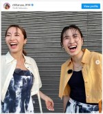 「親子リンクコーデ」を披露した新山千春と娘のもあ ※「新山千春」インスタグラム