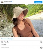 ノースリーブの稲村亜美　※「稲村亜美」インスタグラム