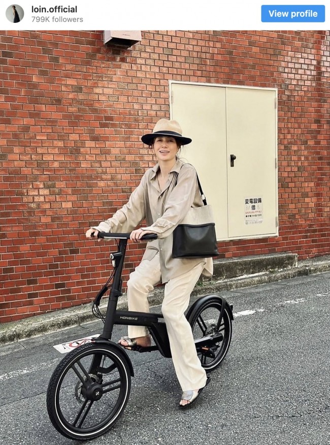 自転車に乗る井川遥　※「井川遥」インスタグラム