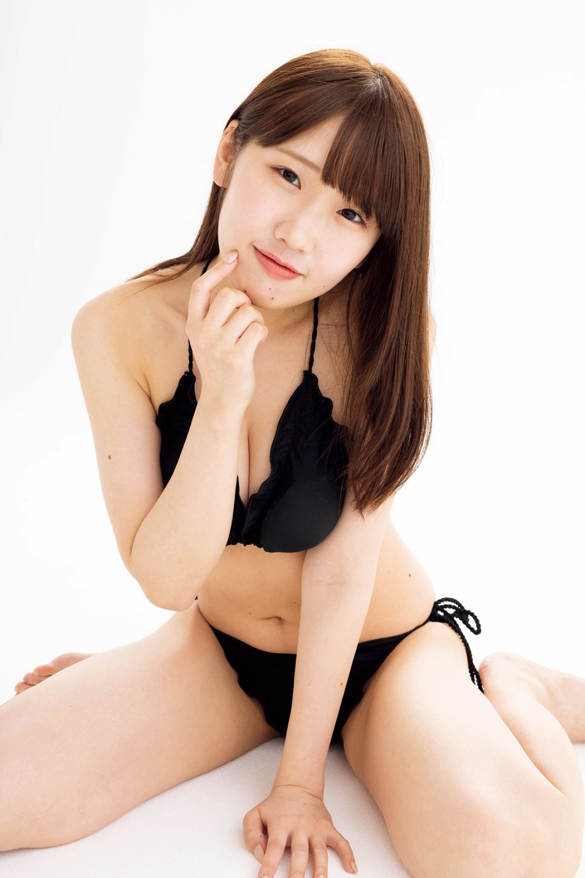 大和田南那、チューブトップ水着でたわわボディ披露