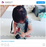 初めて撮影をした1歳になる最上もがの長女　※「最上もが」インスタグラム