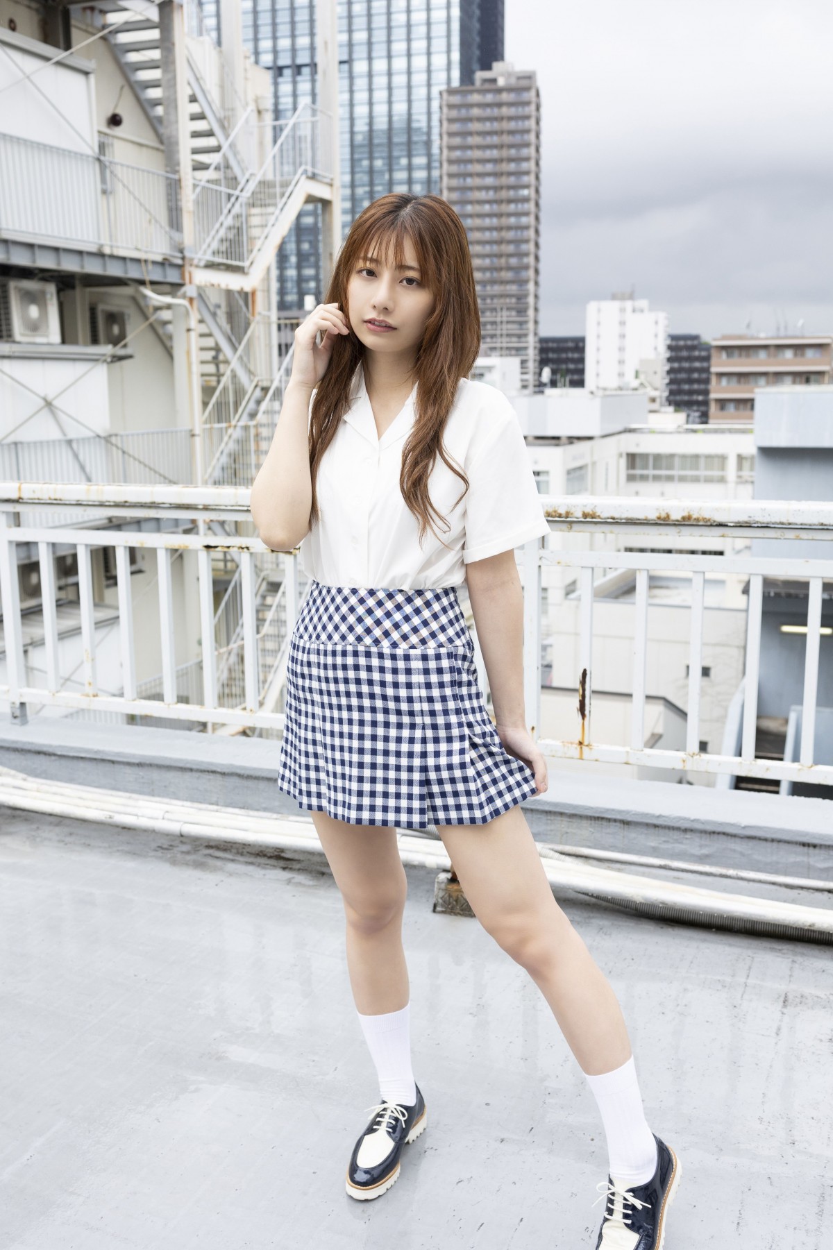 「関コレ」で話題の鈴木優香 、チューブトップでFカップ堪能　デジタル写真集2冊同時