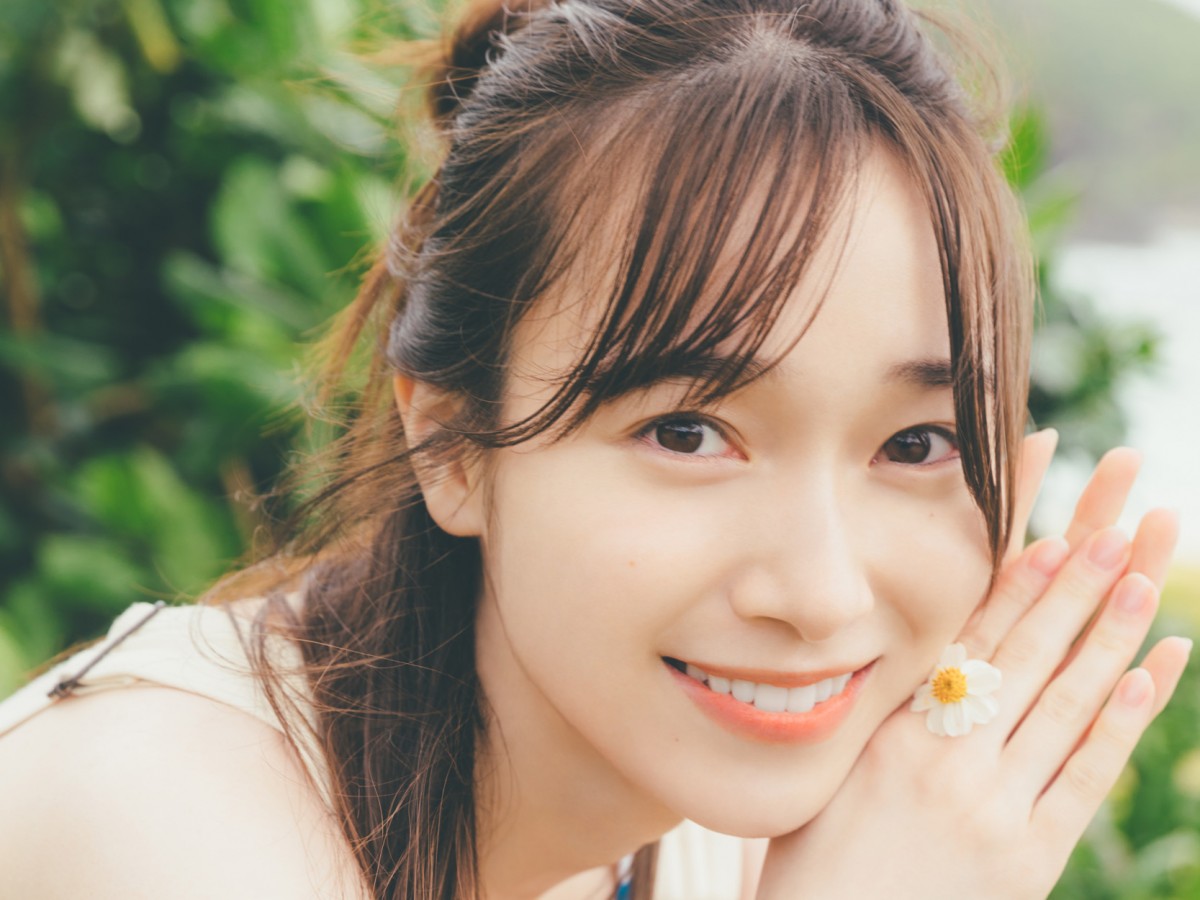 櫻坂46・守屋麗奈、白のオーバーオールスタイル 1st写真集新規カット