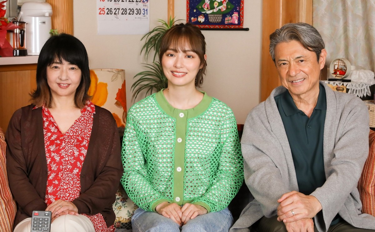 ドラマ『お父さん、私、この人と結婚します!』に出演する(左から)美保純、主演の内田理央、升毅