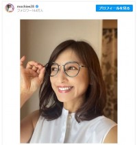 望月理恵50歳、メガネ姿が美しい　知的な雰囲気ただようSHOTに「素敵」の声