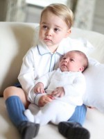 ジョージ王子、生まれたばかりの妹シャーロット王女を抱っこ