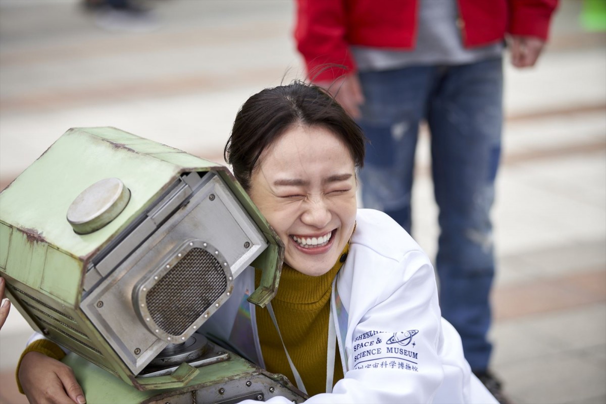 奈緒、“世界を救う秘密”に迫るロボット歴史学者を好演　『ＴＡＮＧ タング』新カット