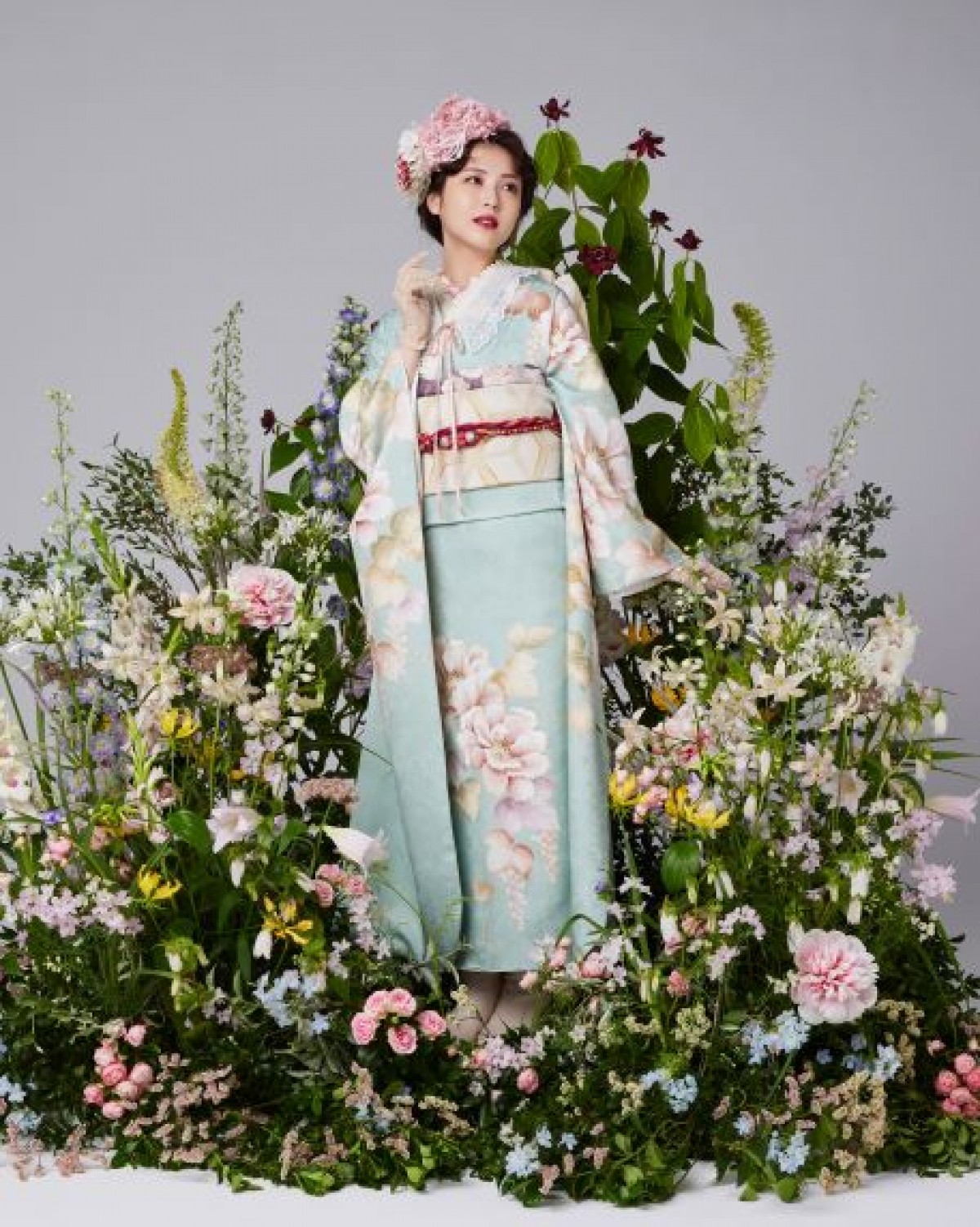 浜辺美波、5種類の振袖をまとった大人っぽさあふれるビジュアルを公開
