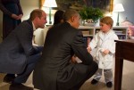 ジョージ王子、オバマ大領をパジャマ姿でお出迎え
