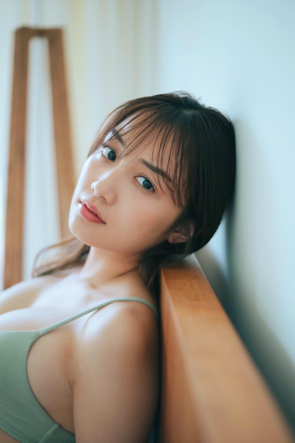 黒木ひかり、メガネかけた知的な表情とビキニ姿のダイナマイトボディのギャップ！