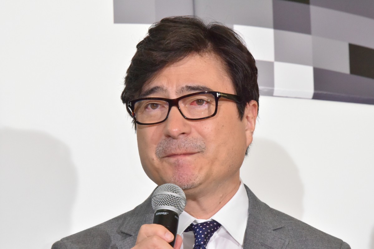 『ちむどんどん』で語りを務め、第114回では暢子(黒島結菜)の店「ちむどんどん」の客を演じたジョン・カビラ(2018年撮影)