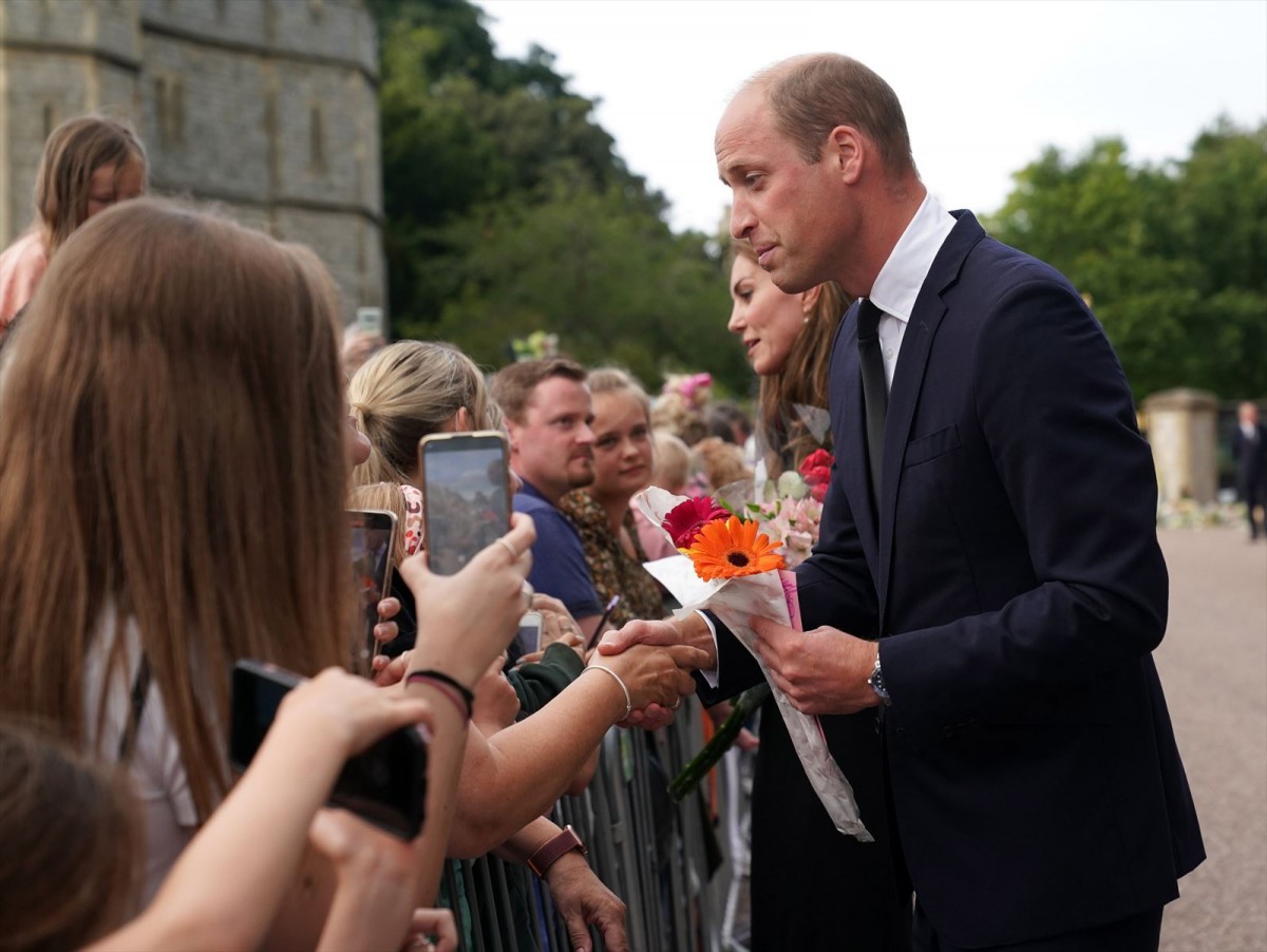 ウィリアム皇太子＆キャサリン皇太子妃、エリザベス女王追悼のために集まった市民と交流（現地時間9月10日）