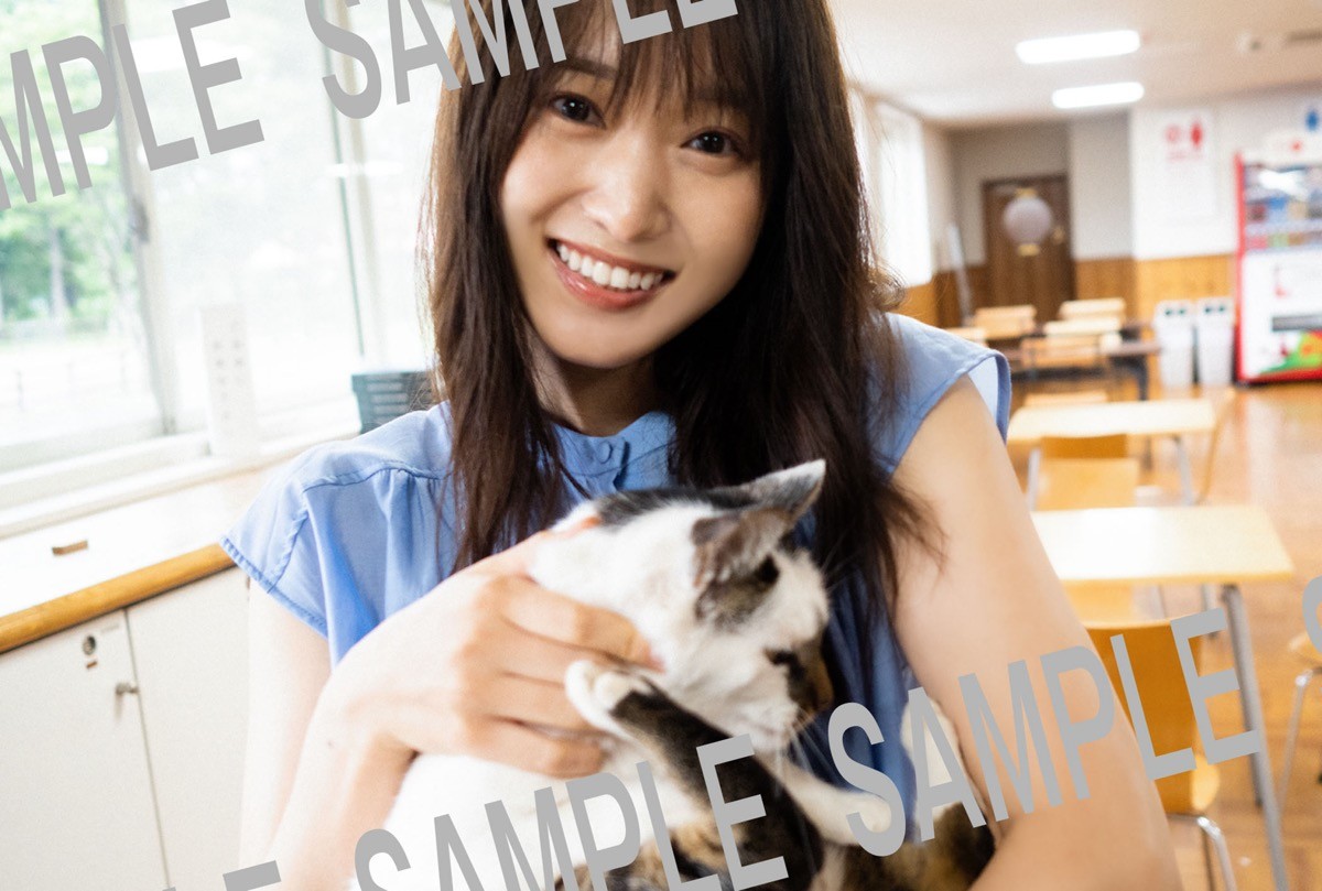 櫻坂46・菅井友香、“ほぼノーメイク素肌”のカットなど写真集ポストカード9種類公開