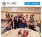 AKB48の4期メンバーが新郎新婦を囲む　※「藤江れいな」インスタグラム