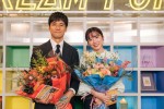 ドラマ『ユニコーンに乗って』クランクアップを迎えた（左から）西島秀俊、主演・永野芽郁