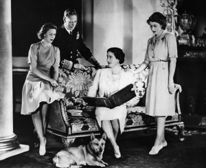 （左から）後のマーガレット王女、ジョージ6世、エリザベス王妃、後のエリザベス女王（1946年）