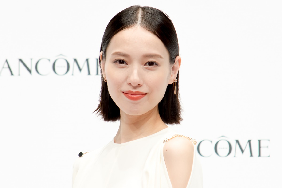 戸田恵梨香、白ドレスで登場　ポジティブに過ごす秘訣は「自分を信じてあげること」