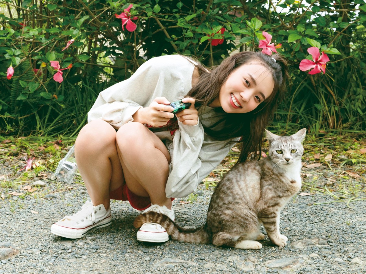 櫻坂46・小林由依2nd写真集、裏表紙4種を公開 猫との2ショット