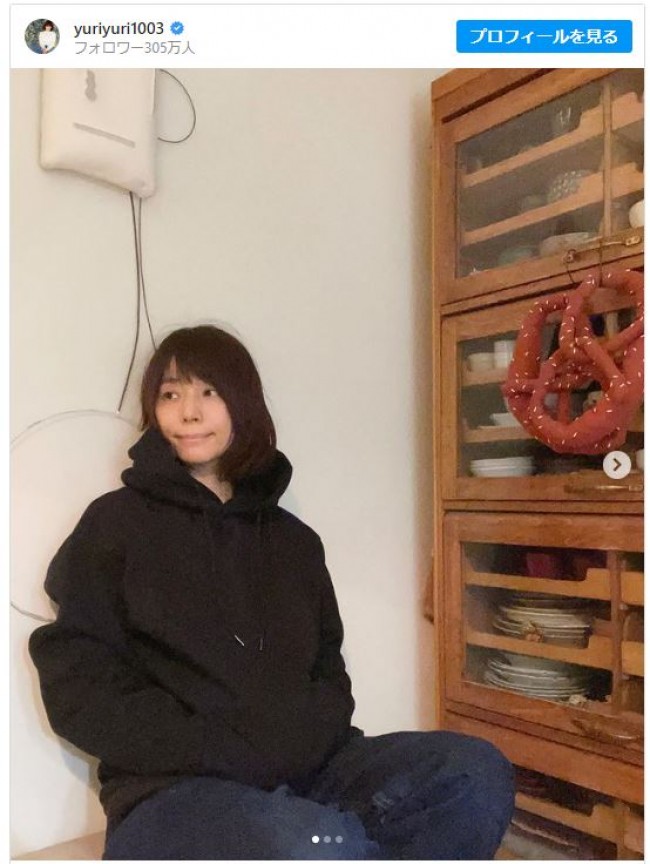 新垣結衣デザインのフーディを着用してニッコリ　※「石田ゆり子」インスタグラム