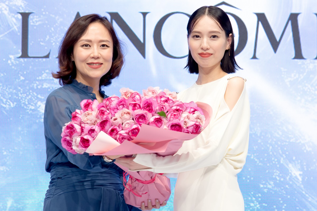 戸田恵梨香、白ドレスで登場　ポジティブに過ごす秘訣は「自分を信じてあげること」
