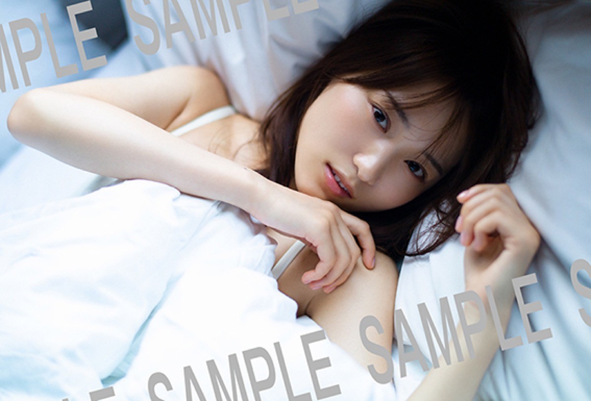 櫻坂46・菅井友香、卒業イメージの乗馬カット＆写真集ポストカード絵柄公開