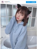 猫耳×萌袖姿を披露したえなこ ※「えなこ」インスタグラム