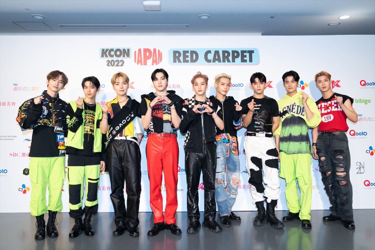 INI・LE SSERAFIMら「KCON」初日レッドカーペット　グループの個性輝く衣装に注目