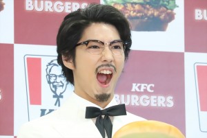 「ケンタッキーバーガー本気宣言」発表会に登壇した賀来賢人