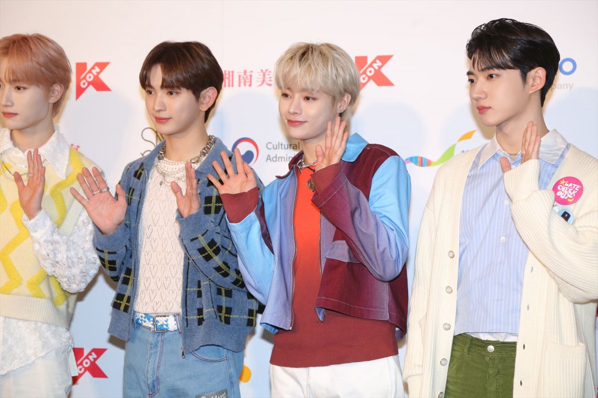 NiziU「KCON」最終日にそろって登場！　へそチラ＆ブーツのキュートコーデ