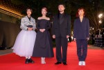 「第35回東京国際映画祭」オープニングレッドカーペットに登場した（左から）『ひとりぼっちじゃない』河合優実、馬場ふみか、井口理、伊藤ちひろ監督