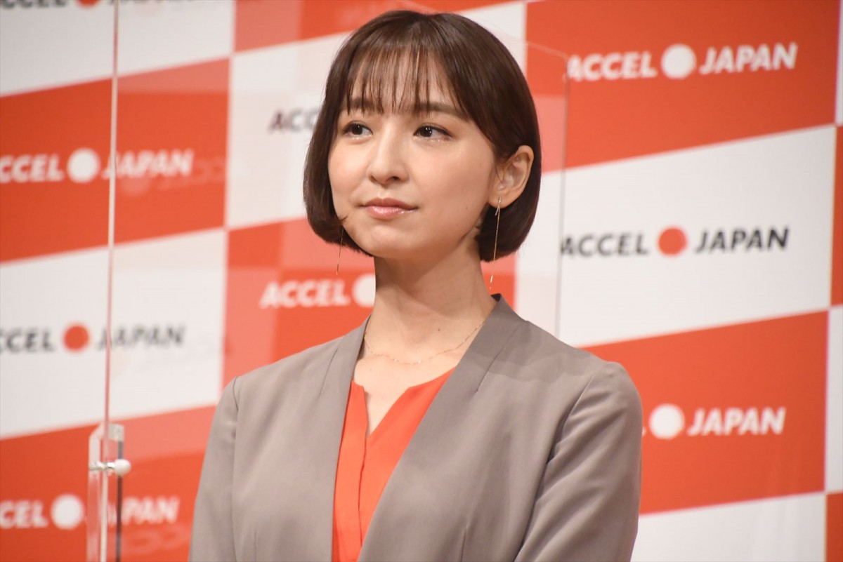 篠田麻里子、膨大なカットの撮影に「AKB48時代を思い出しました」と笑顔！
