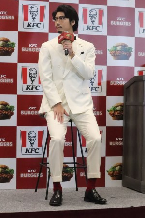 「ケンタッキーバーガー本気宣言」発表会に登壇した賀来賢人
