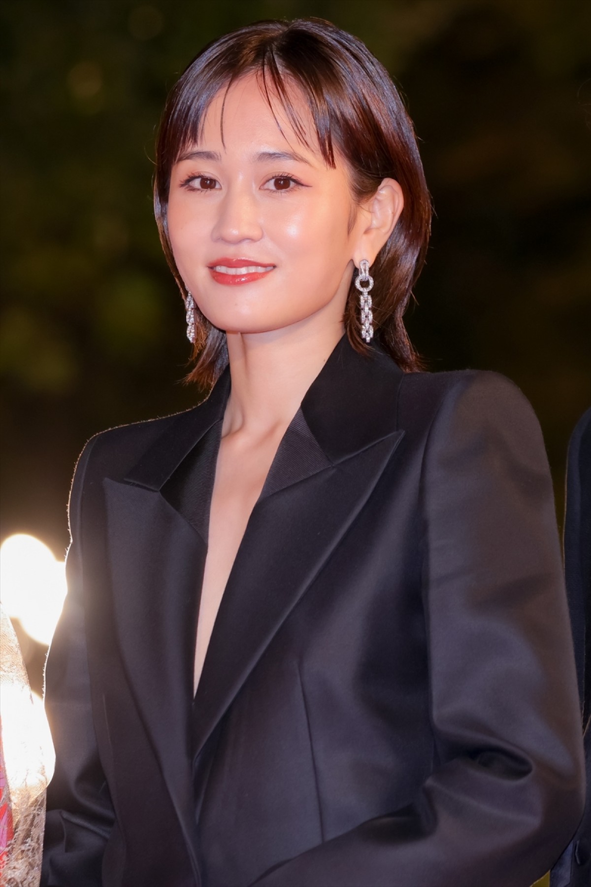 前田敦子、深Vネックスーツで輝く美しさ！　笑顔でファンサービスも＜第35回東京国際映画祭＞