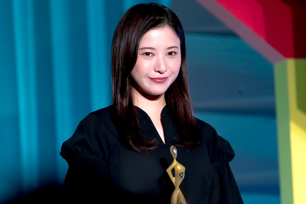 ＜ドラマアウォード2022＞吉高由里子、『最愛』で主演女優賞　トロフィー手に笑顔