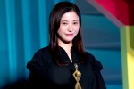 【写真】＜ドラマアウォード2022＞吉高由里子、『最愛』で主演女優賞　トロフィー手に笑顔