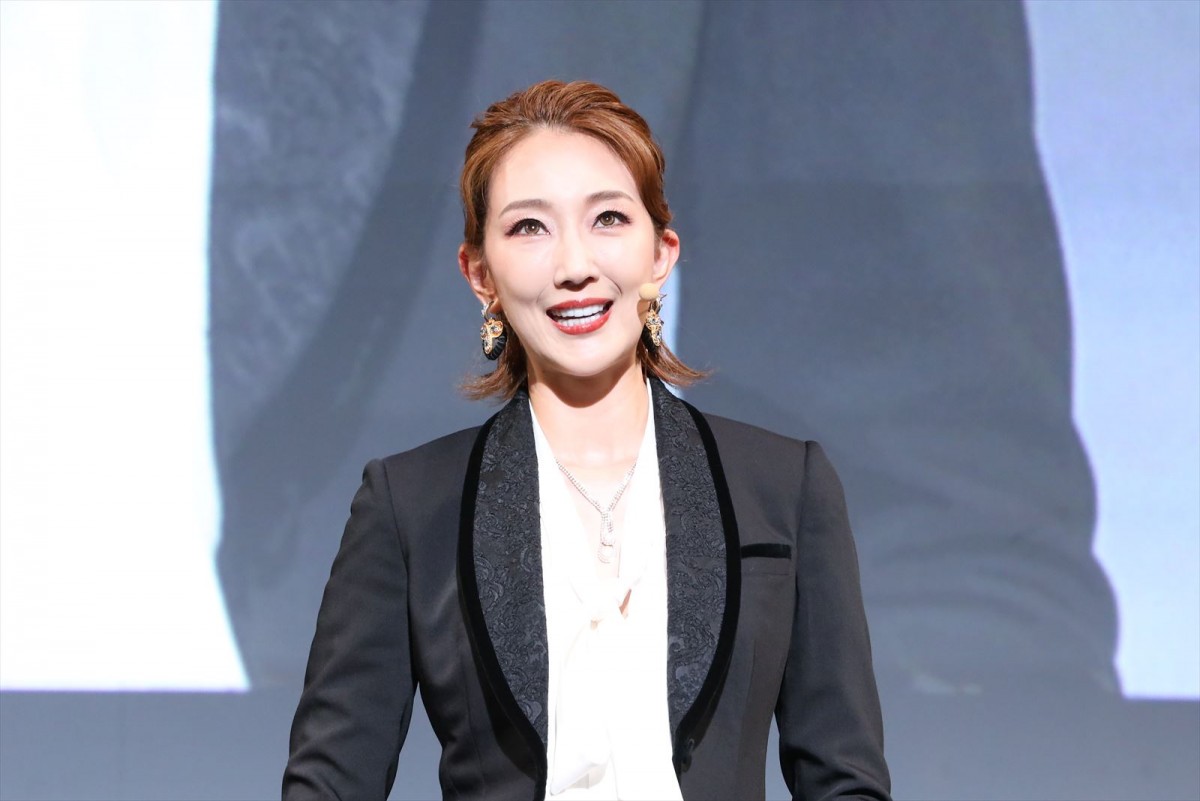 宝塚OGのパフォーマンスで開幕！　橋本愛＆二宮和也が熱い映画愛を語る＜第35回東京国際映画祭＞