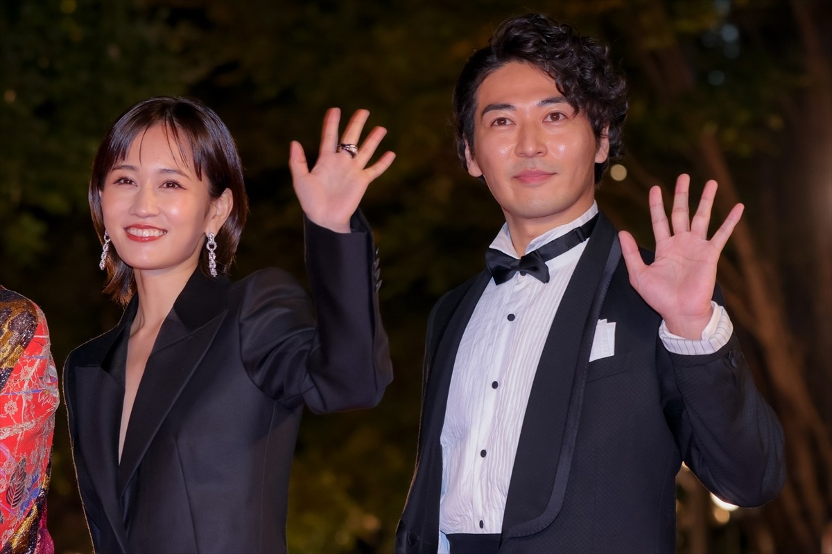 前田敦子、深Vネックスーツで輝く美しさ！　笑顔でファンサービスも＜第35回東京国際映画祭＞