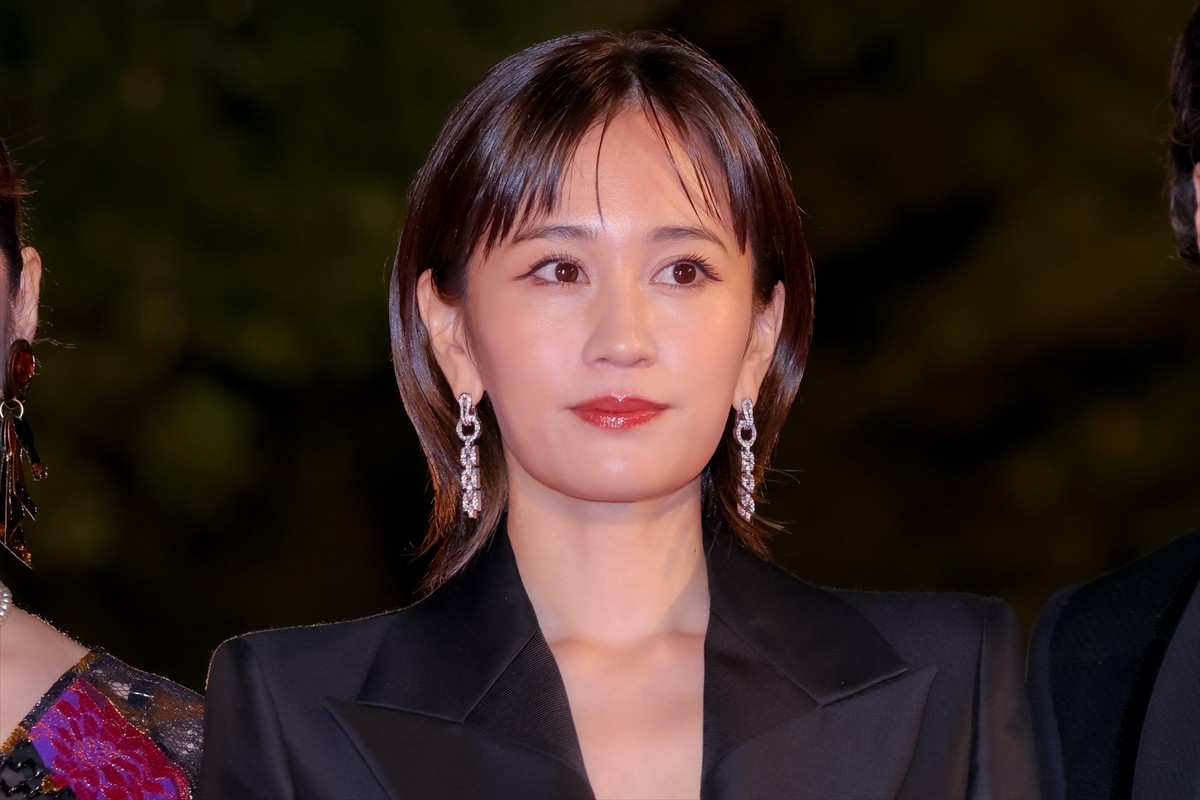 前田敦子、深Vネックスーツで輝く美しさ！　笑顔でファンサービスも＜第35回東京国際映画祭＞