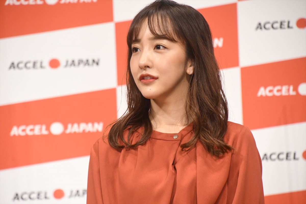篠田麻里子、膨大なカットの撮影に「AKB48時代を思い出しました」と笑顔！