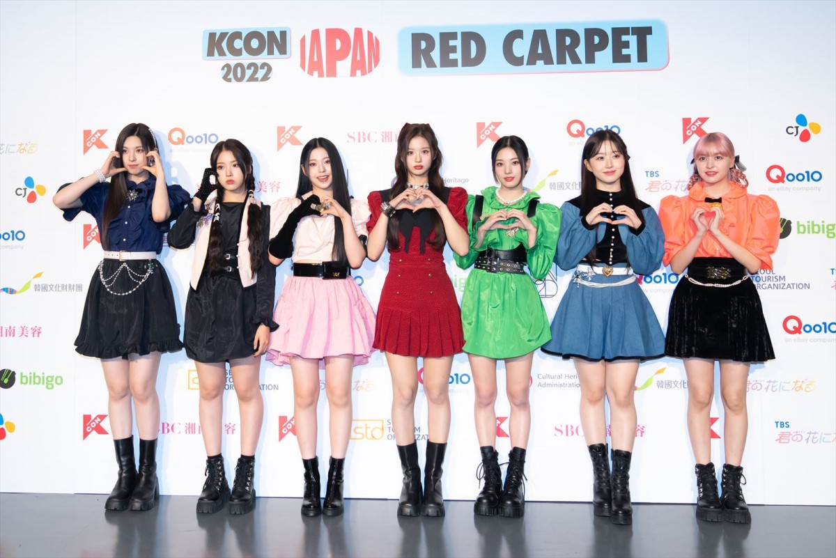 INI・LE SSERAFIMら「KCON」初日レッドカーペット　グループの個性輝く衣装に注目