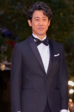 「第35回東京国際映画祭」オープニングレッドカーペットに登場した大泉洋
