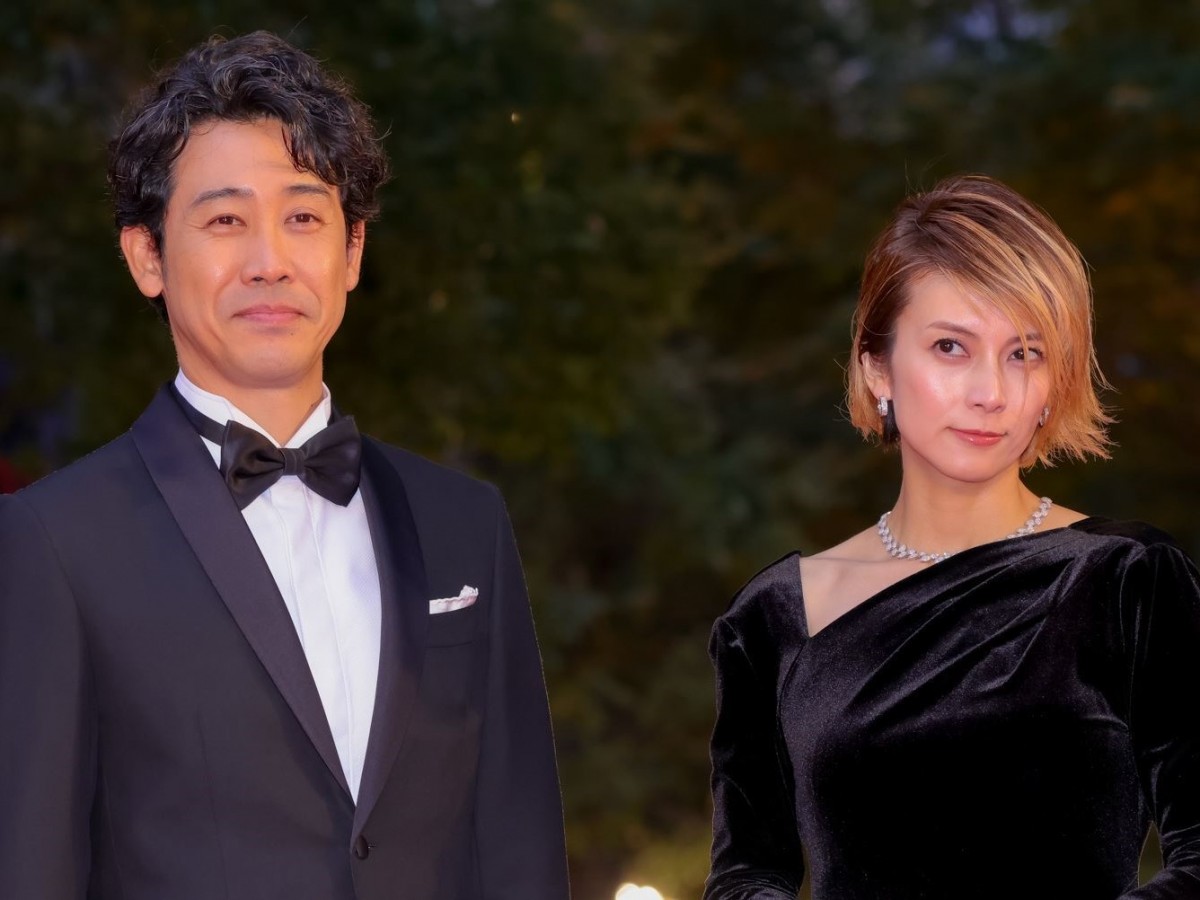 「第35回東京国際映画祭」オープニングレッドカーペットに登場した大泉洋、柴咲コウ