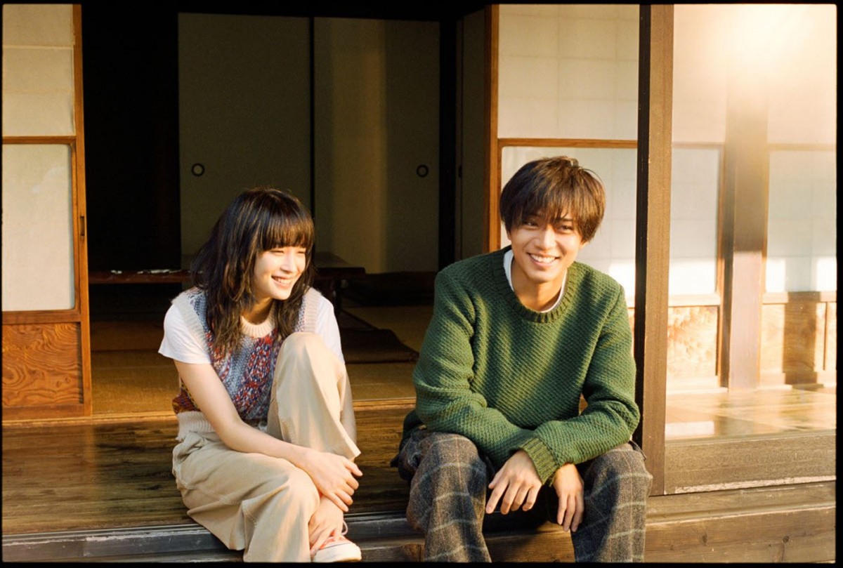 ドラマ『夕暮れに、手をつなぐ』より(左から)主演の広瀬すず、共演の永瀬廉(King & Prince)