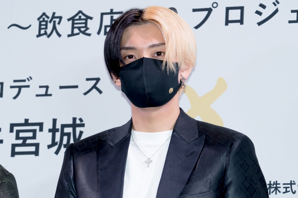宮迫博之、ヒカルと「牛宮城」記者発表会に出席「フラッシュが温かい」