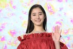 【写真】新木優子、美しい深紅のドレス姿　ツリー点灯式でクリスマスの思い出語る