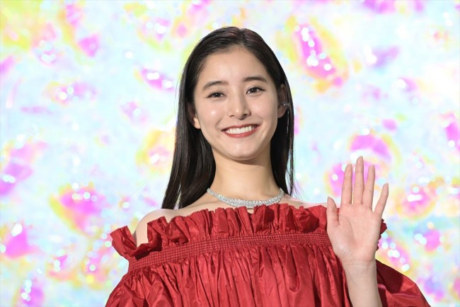 新木優子、「表参道ヒルズ クリスマスイルミネーション 2022 点灯式」に登場