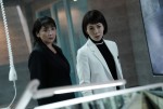 ドラマ『科捜研の女 2022』第6話に出演する（左から）篠宮小菊役の松下由樹、榊マリコ役の沢口靖子
