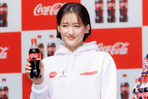 綾瀬はるか、「コカ・コーラ」FIFA ワールドカップ 開催国ボトル発売記念イベントに登場