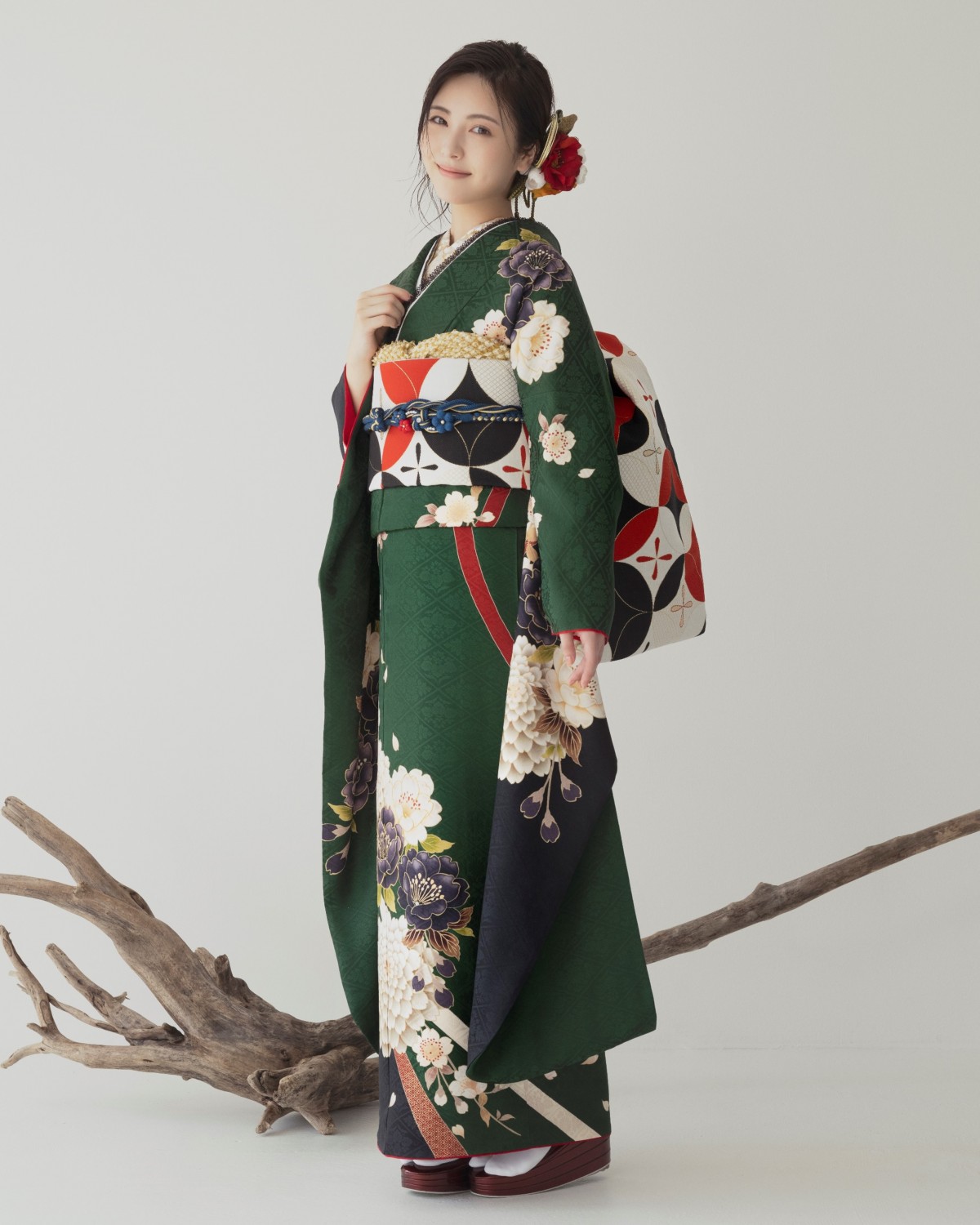浜辺美波、大人の華やかさ　振り袖ビジュアル公開「たぶん年齢的にもラストの撮影」